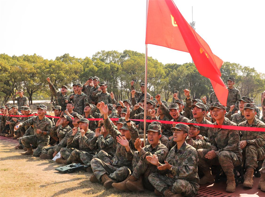 战味十足铁血男儿勇争排头兵,战味十足直击新兵训练现场