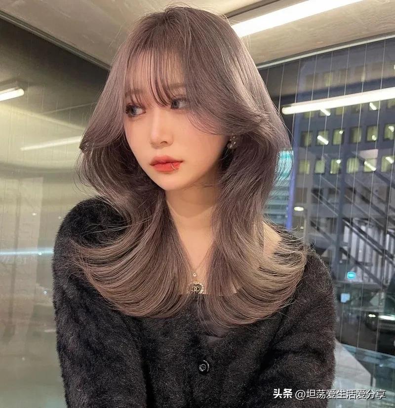 两边翘起来的发型有氛围感,散发发型既简单又俏皮