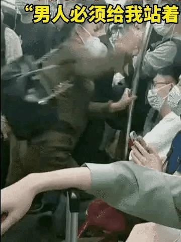 “鹅”式大妈,地铁彪战,丑态毕露,崇洋媚外