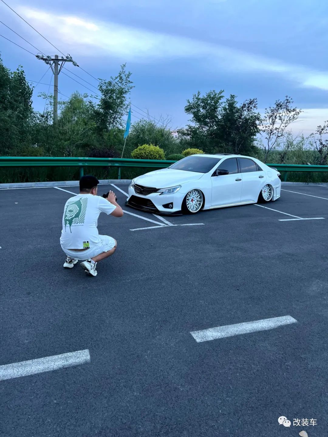 被打断腿的丰田锐志大后超，只要改得帅阿珍跑不掉