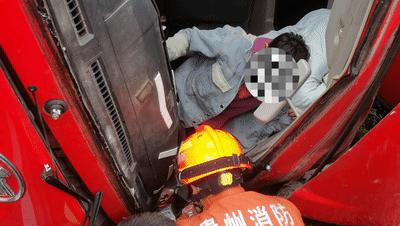 贵州一客车侧翻27人身亡救援现场,贵州一罐车爆胎侧翻