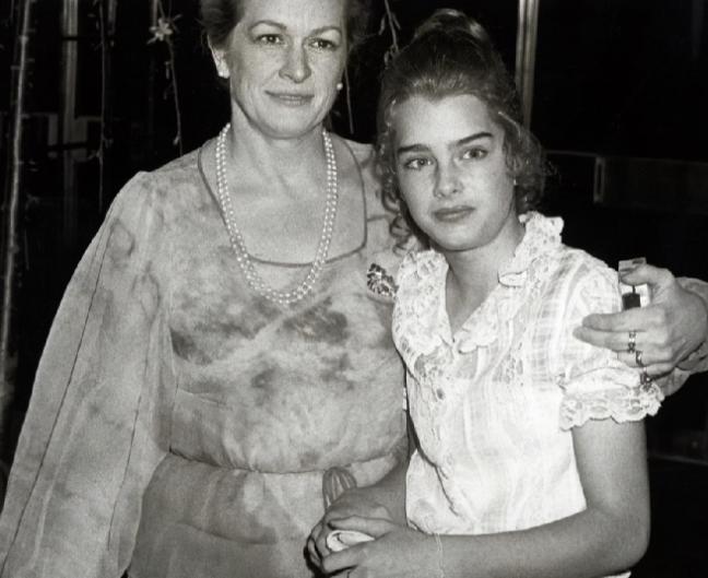 10岁全裸出镜，20岁声称自己仍是处女，“美国舒淇”的裸照风波