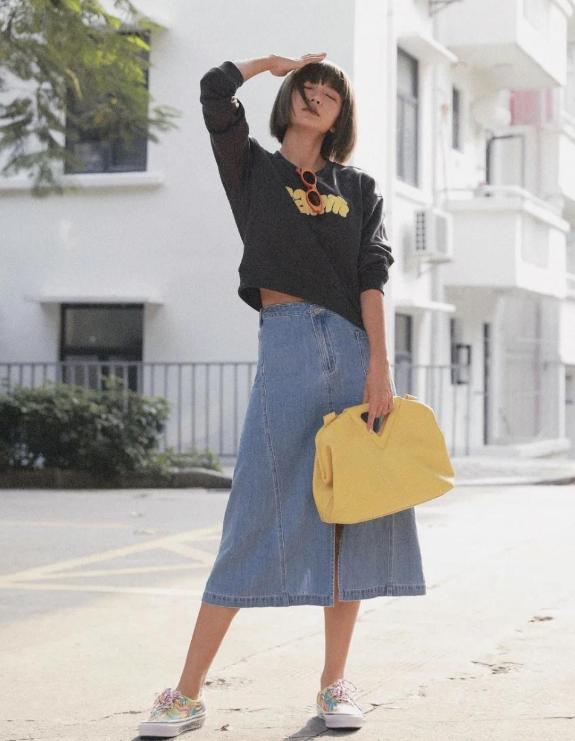 春天穿搭女2022高级感卫衣,卫衣配什么裙子好看春天