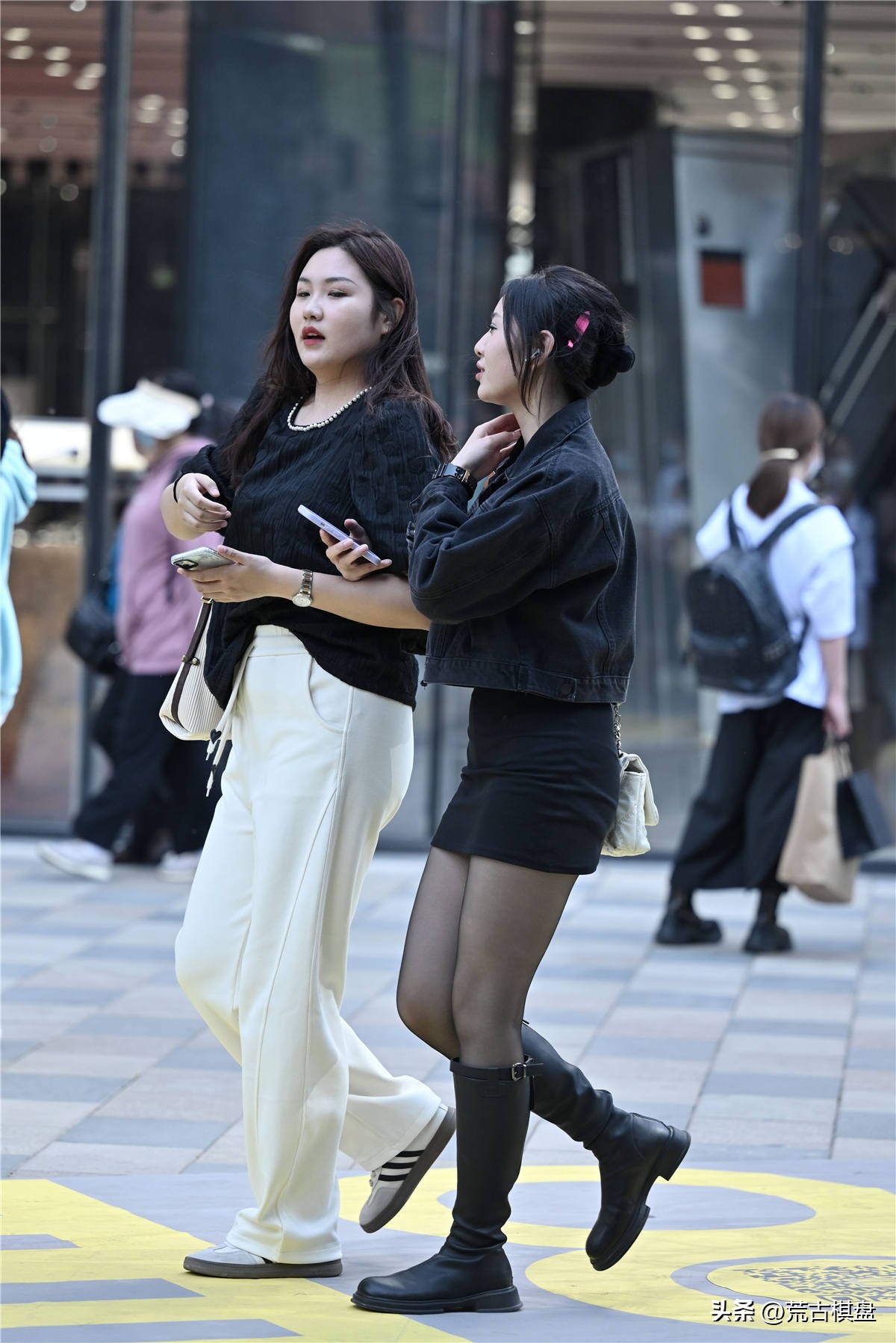 蕾丝短袜长靴怎么搭配好看,黑色长靴和棕色长靴哪个更好搭配