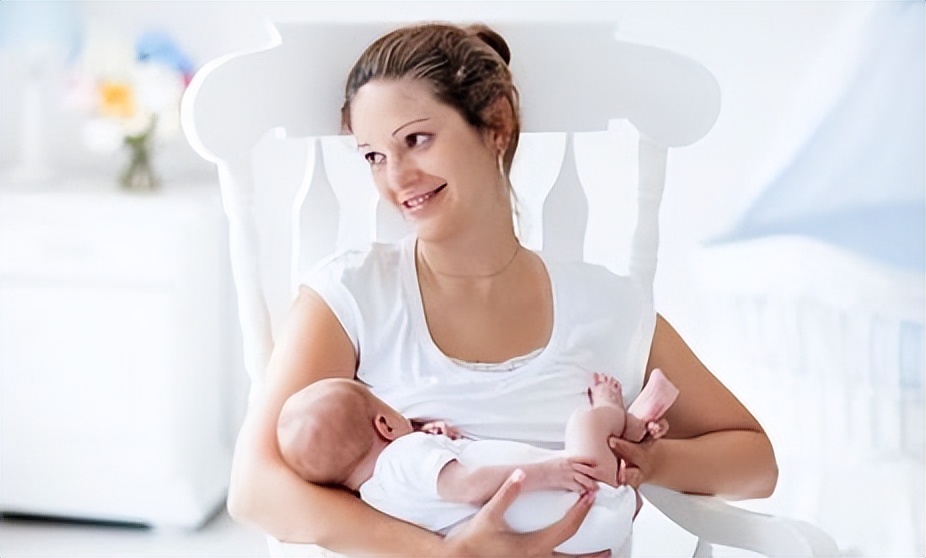 新生儿吃完母乳就吃手怎么回事,刚吃完奶的宝宝就吃手了