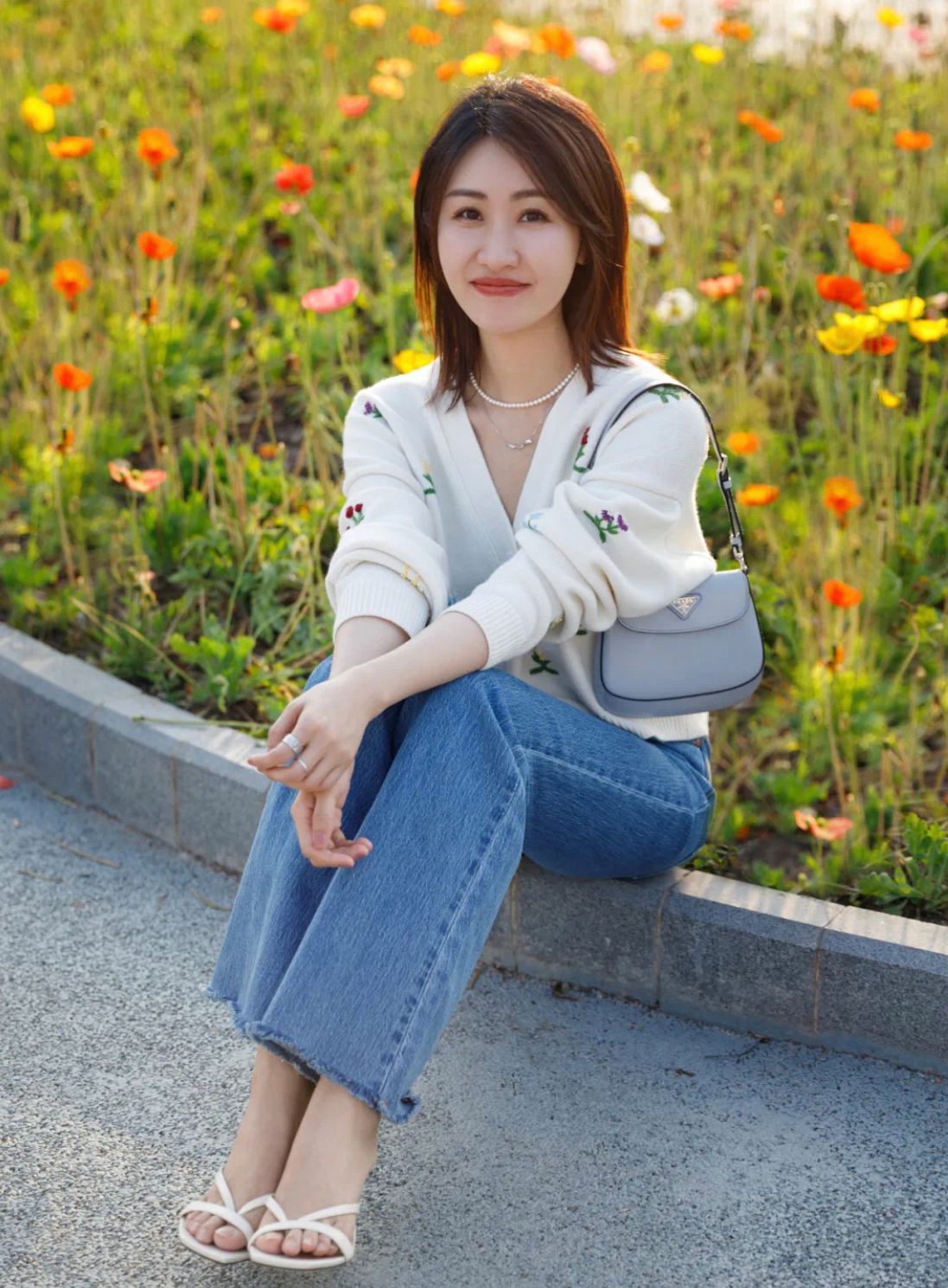 日常穿衣搭配波点裙,潮流穿搭黑色连衣裙这样穿很显白