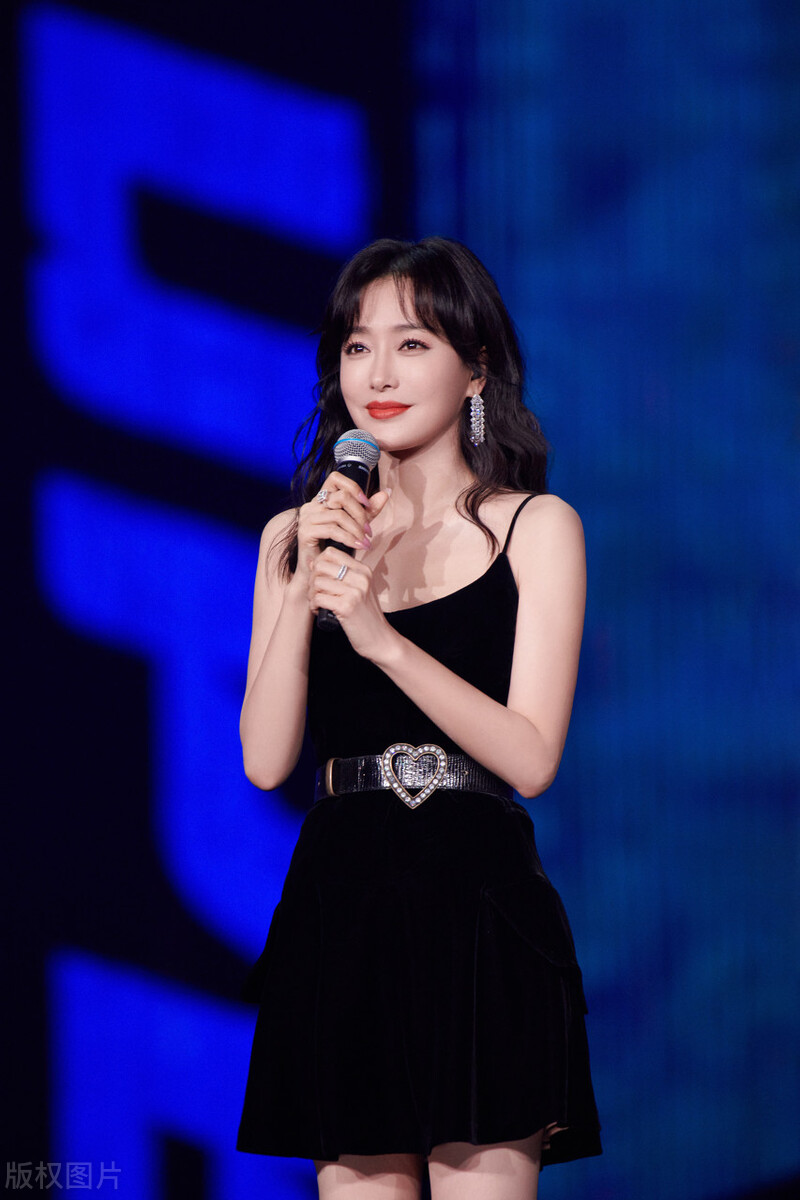 秦岚花儿与少年挂脖,秦岚挂脖上衣牛仔裤