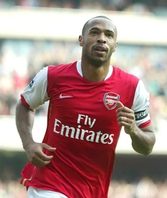 足坛历史前十中锋大罗,历史十大中锋罗纳尔多