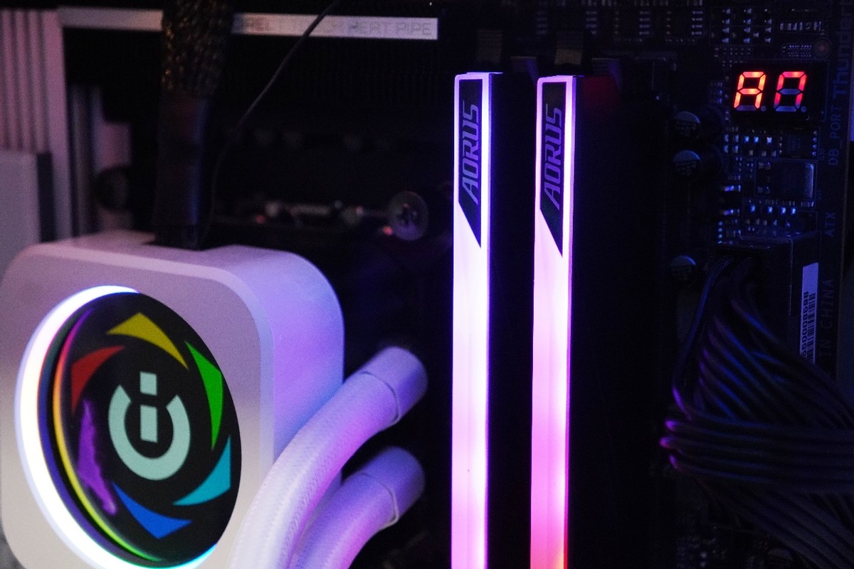 面向高端玩家、可一键超频至6400的技嘉AORUSRGBDDR56000内存条