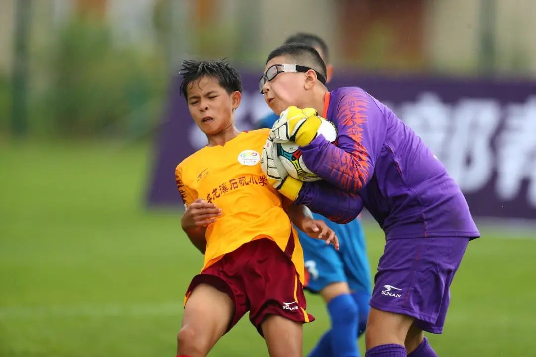 公安部定点帮扶的足球队，赢了！