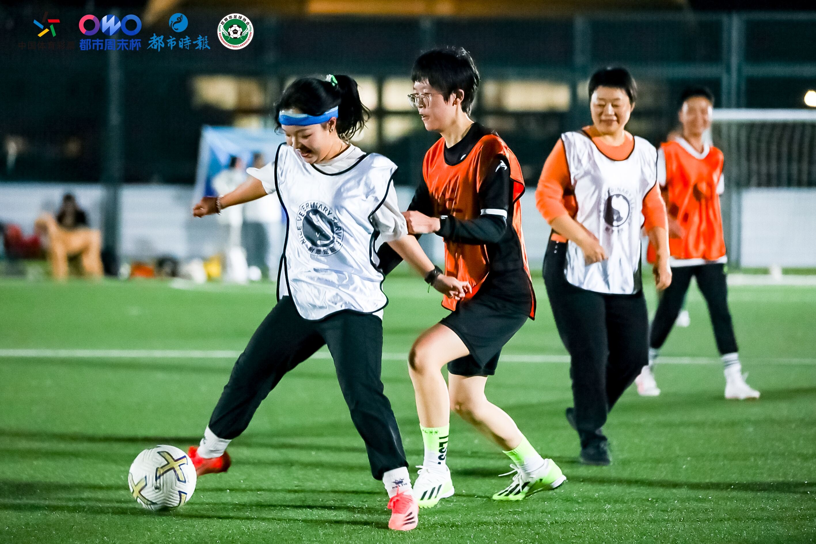 都市周末杯足球嘉年华“女孩足球日”：让热爱足球的女孩...