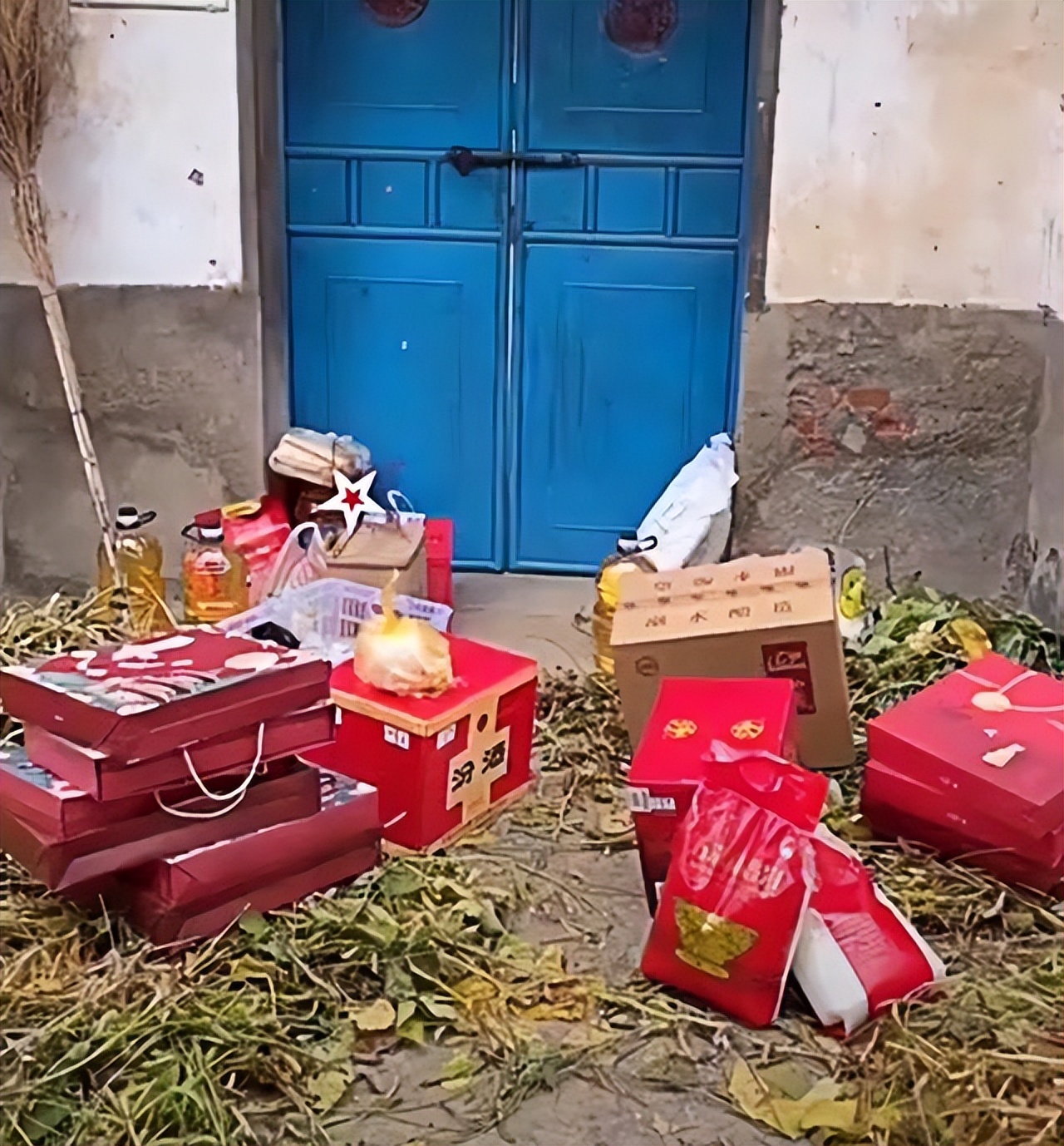 江苏，晚辈给102岁独居老人送中秋礼，却被“关”门外礼品摆一地