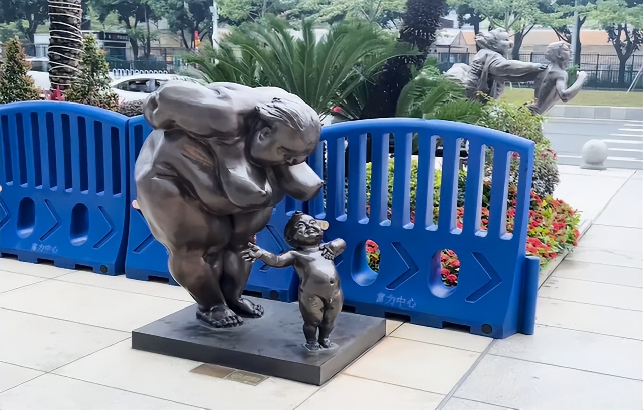 广州闹市这组丰乳肥臀的雕塑多次被投诉，艺术还是糟粕，争议不断