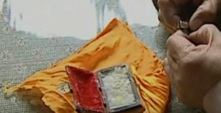 小伙雪夜救人获赠一颗“小泥丸”，遗忘杂物间，38年后被估值两亿