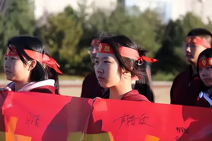 高考百日誓师女孩被网暴,被骂惨的高三誓师女孩