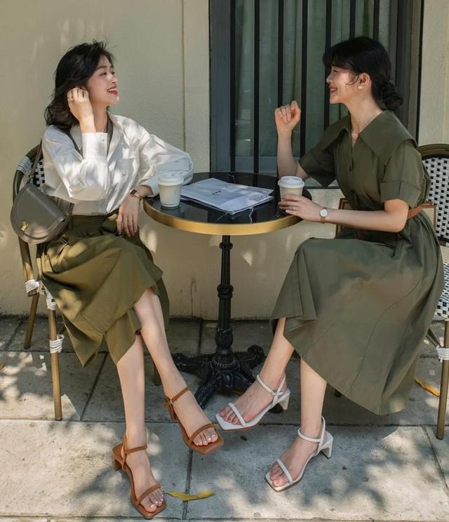 脚宽穿什么凉鞋好看,尖头凉鞋看着脚宽不好看怎么办