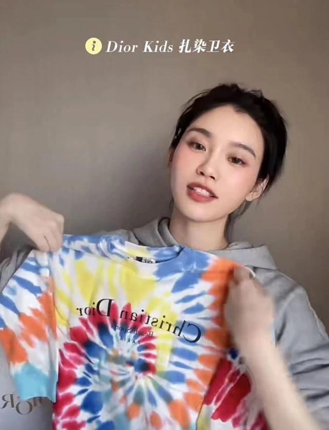 奚梦瑶与何猷君出席家族活动,奚梦瑶晒出一家四口握手照