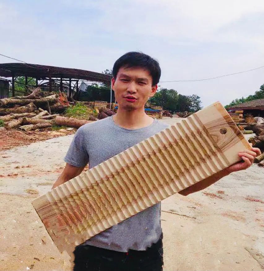 小伙买搓衣板视频,一个小伙子买20元搓衣板