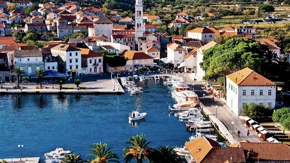 世界足球强国，有地球之眼、海景沙滩、城堡宫殿，中国九寨沟美景