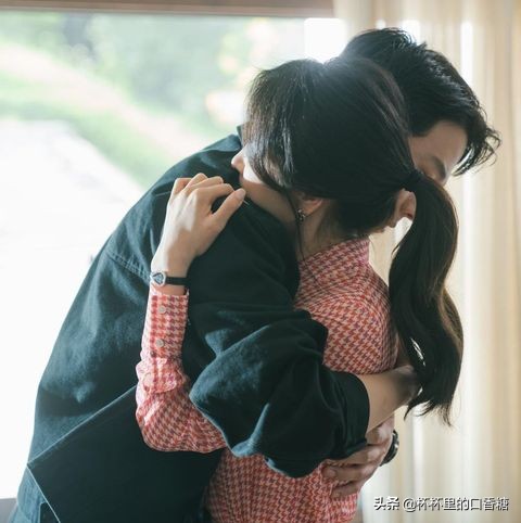 宋慧乔穿梭时尚圈的穿搭秘诀？宋慧乔剧中5款珠宝手表盘点