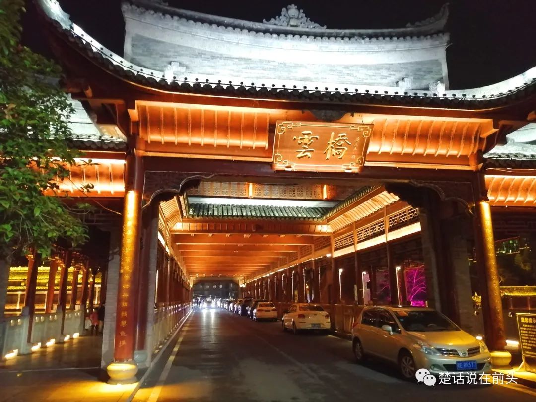 去凤凰感受沈从文笔下的古城,去凤凰古城可品尝到哪种美食