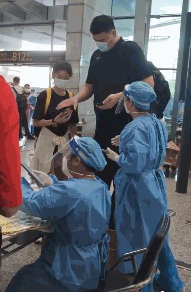 姚明10岁女儿身高真的有一米七吗,女版姚明14岁女孩身高2米26轰42分