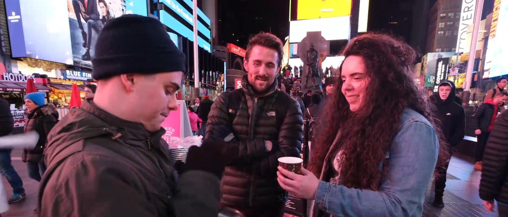 美国小伙觉得中国食物难吃，便用胡辣汤街头实验，结果被路人疯抢