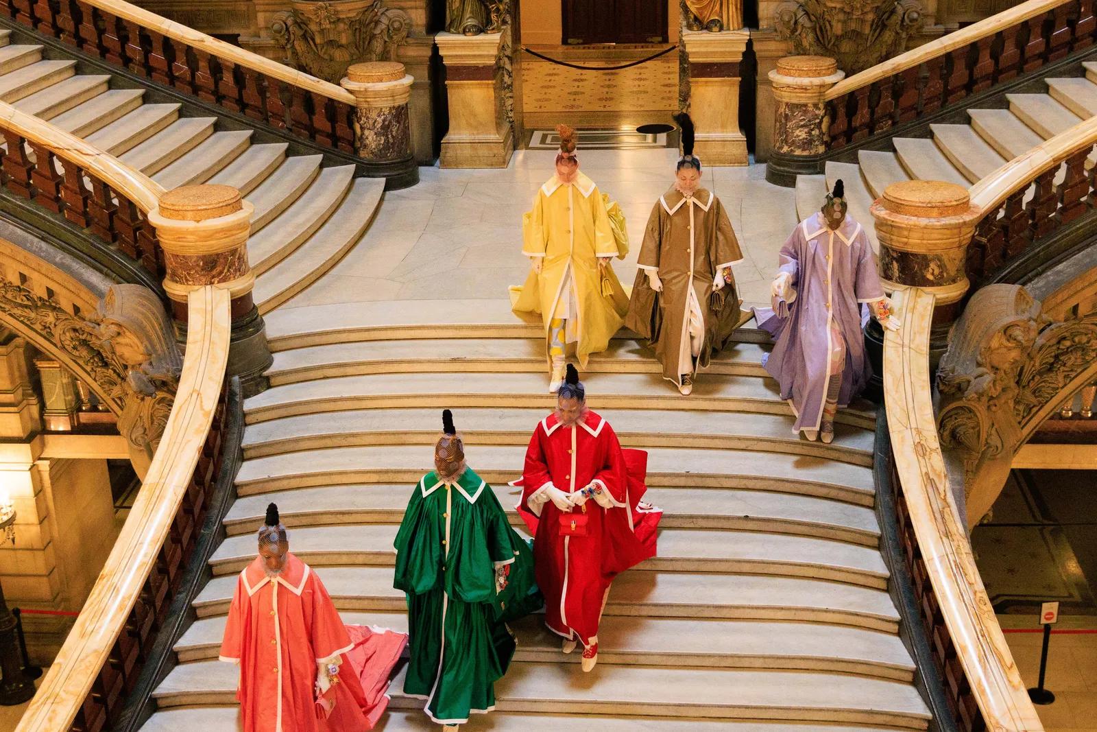 从《王冠》到《白莲花大饭店》，女主穿搭就是你23春夏时尚教科书