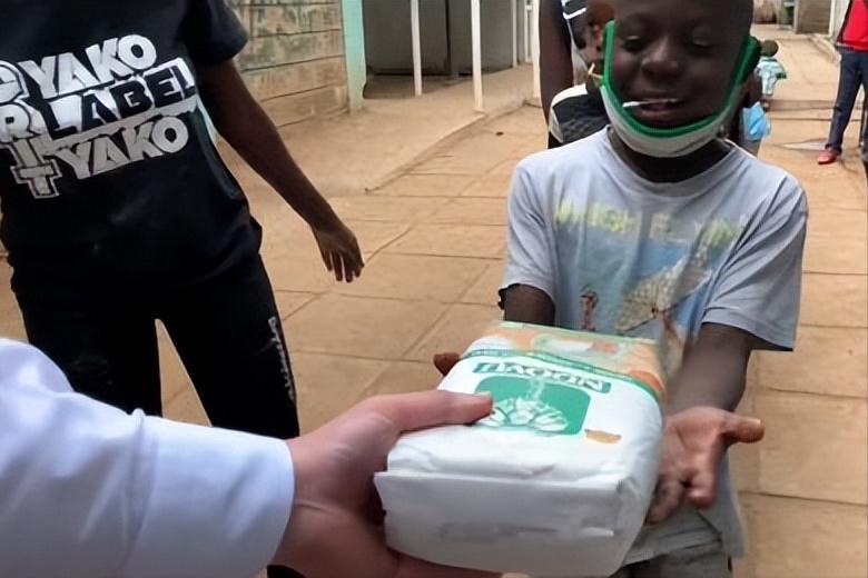 “非洲土皇帝”王垚，生活奢靡居然还被官媒表扬，背后果然不简单