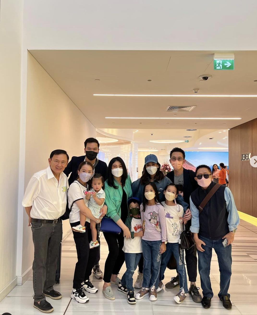 英拉穿西装出席活动照片,泰国50岁英拉