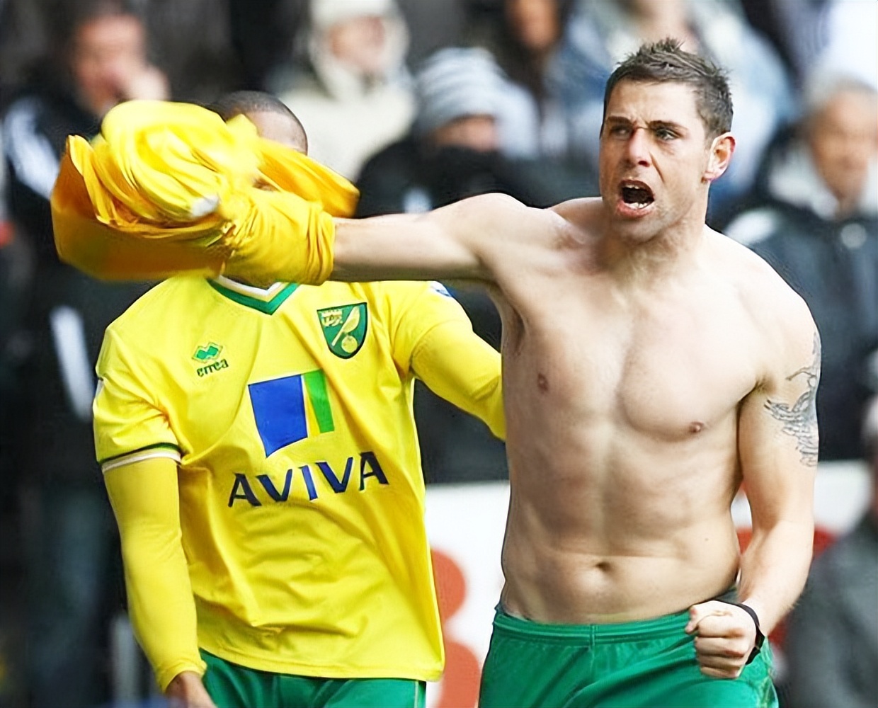 业余联赛的废柴中锋，30岁才完成英超首秀，退役后成为职业摔角手