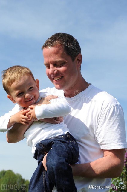 争夺抚养权男方不到法庭怎么判,法庭上争夺两个孩子抚养权说辞