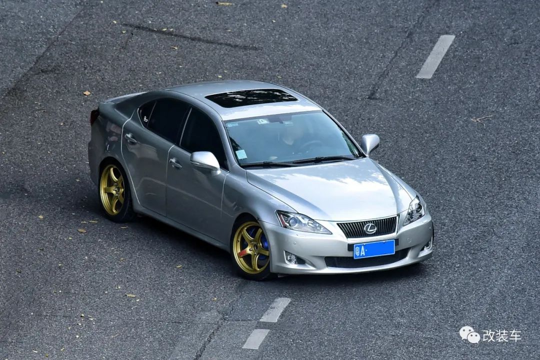 3.5V6+后驱的雷克萨斯IS300，雷车也能玩出烂仔范