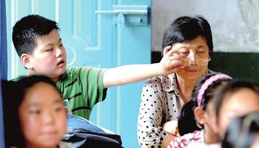 小学生偷东西被老板发现教育,小学生偷东西家长该怎么处理