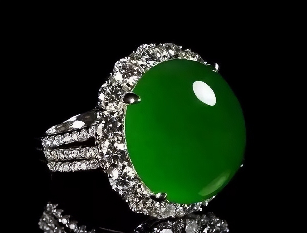 65岁大爷坚持买下这块翡翠原石,大爷买帝王翡翠