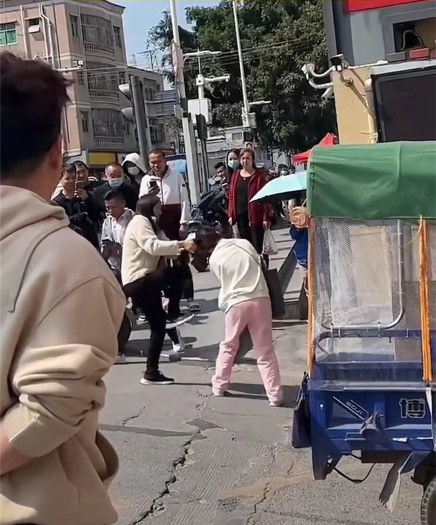 广东女子遭老公暴打后续,破坏别人家庭当街被暴打