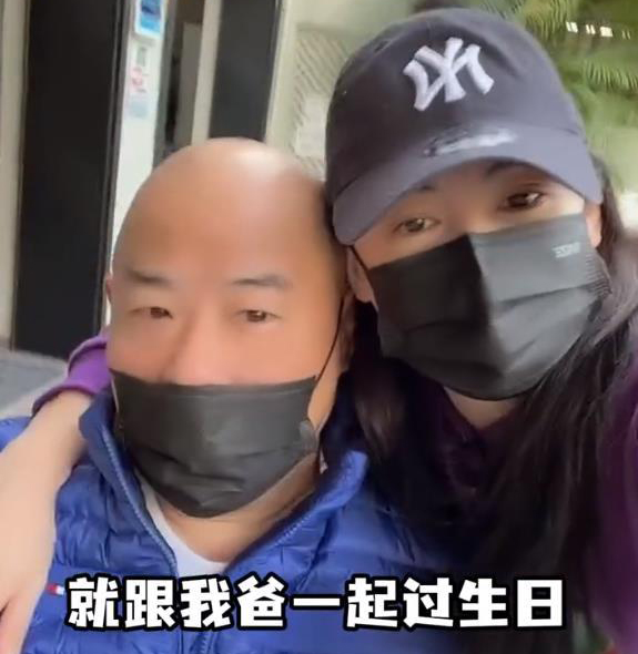 张柏芝晒出怼脸自拍，自曝鼻梁被3岁小儿子抓伤，超长伤疤很明显