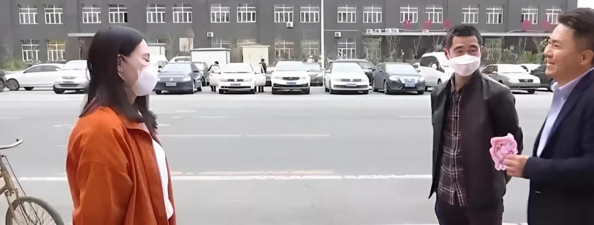 48岁大姐风韵犹存，大爷怼天怼地，最后在大姐调教下，竟成舔狗