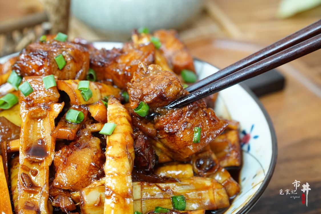 五花肉焖一晚,春天遇到这菜别不懂吃