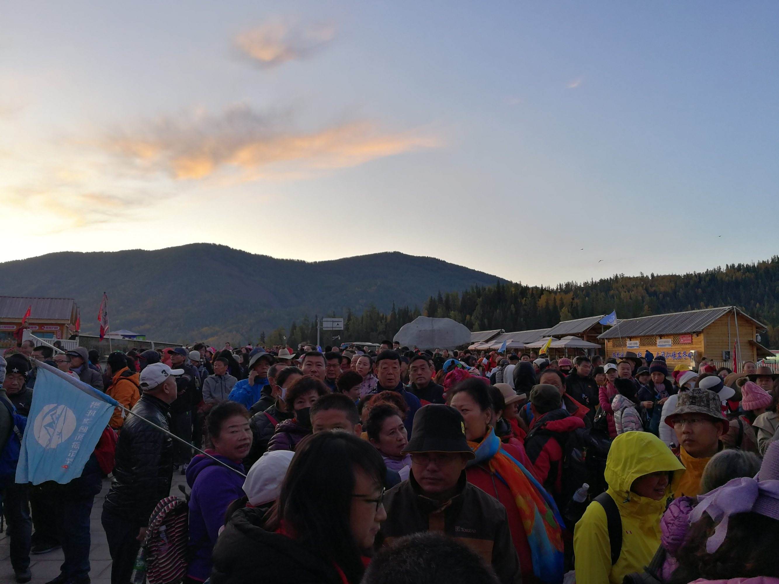 井喷式旅游,新疆旅游业井喷式增长