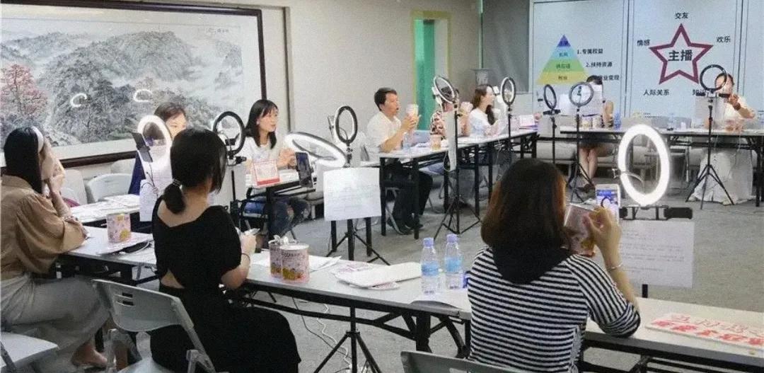 李佳琦哪个学校毕业的,李佳琦大学没毕业吗