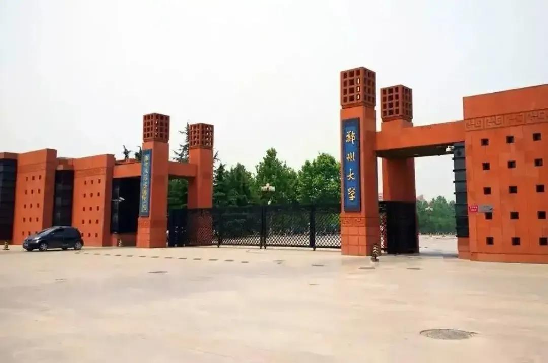 女生偷跑出校门被校长抓到,郑大女生被开除后续男朋友