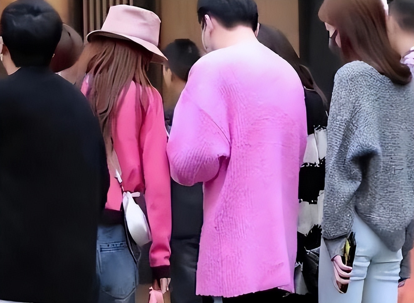 王思聪携四位女友高调逛街,王思聪新女友晒照大秀身材