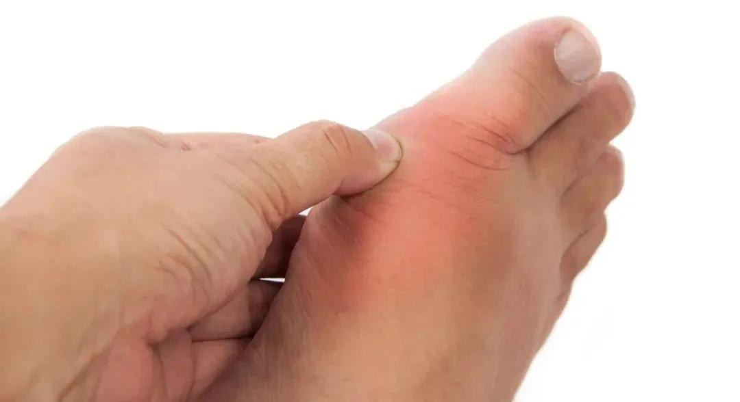 左肩痛怎么区别是心脏还是肩周炎,肩周炎会有什么症状最近左肩痛