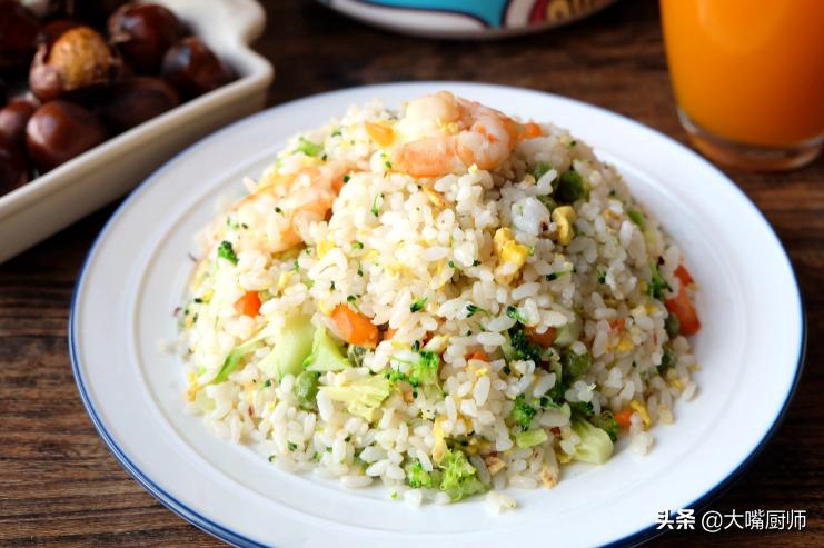 做蛋炒饭是先倒油还是先开火,做蛋炒饭要不要先把饭炒熟