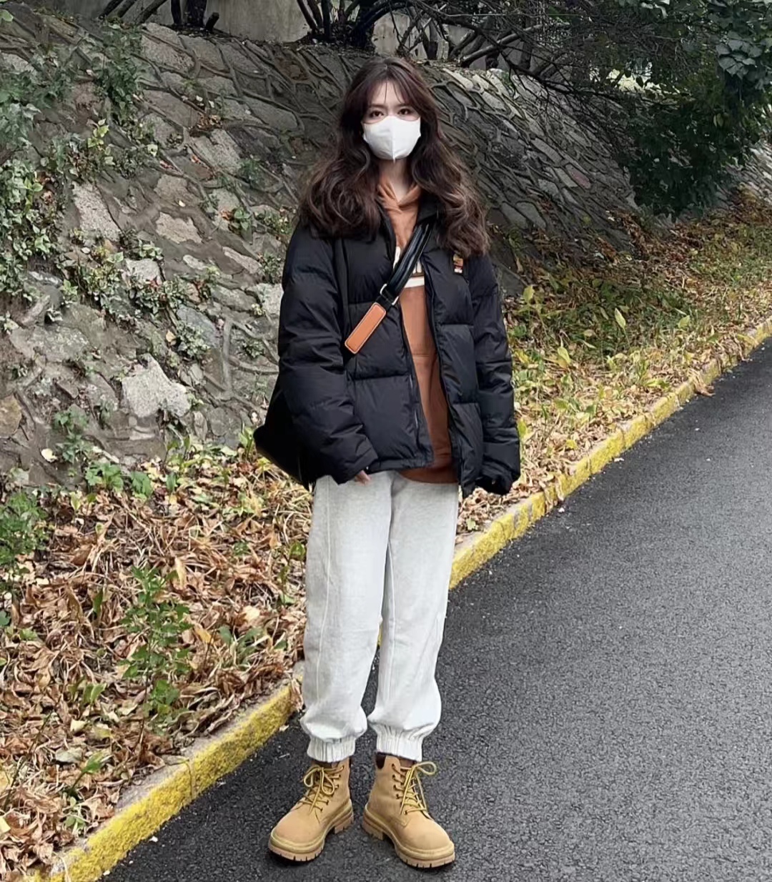 19冬羽绒服穿搭,韩款黑色羽绒服搭棕色长靴