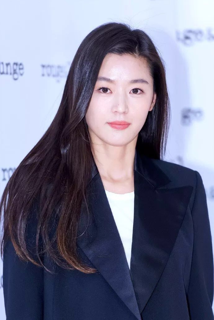 齐肩应该怎么烫才洋气减龄,奔四奔五的女人最好放弃黑长直