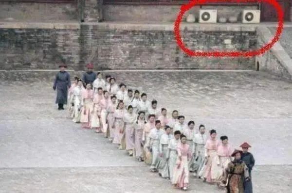 洒枸杞假装喷血、演尸体玩手机，这些穿帮镜头好敷衍，个个离谱