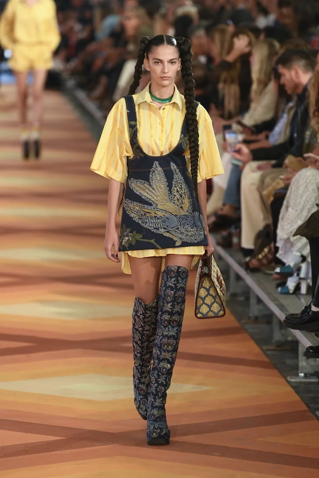 米兰时装周入选前十唯一华人,米兰时装周第一排坐的谁