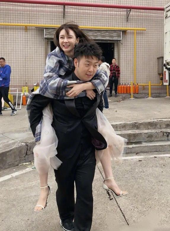 《快乐大本营》停播8个月：嘉哥销声匿迹，吴昕直播带货